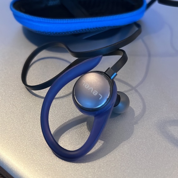 Level over ear headphones - Picture 2 of 4